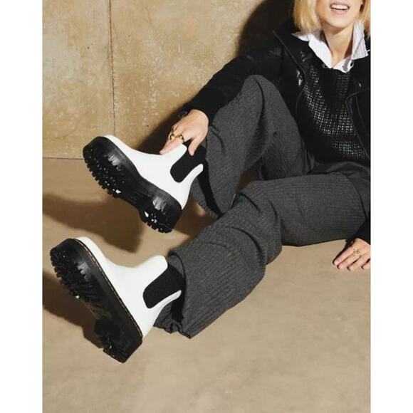 NWT Dr. Martens 2976 Smooth Leather Platform Chelsea Boots White Women's Size 6 - Picture 1 of 12